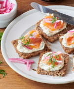  Herbed crème & smoked salmon on pumpernickel